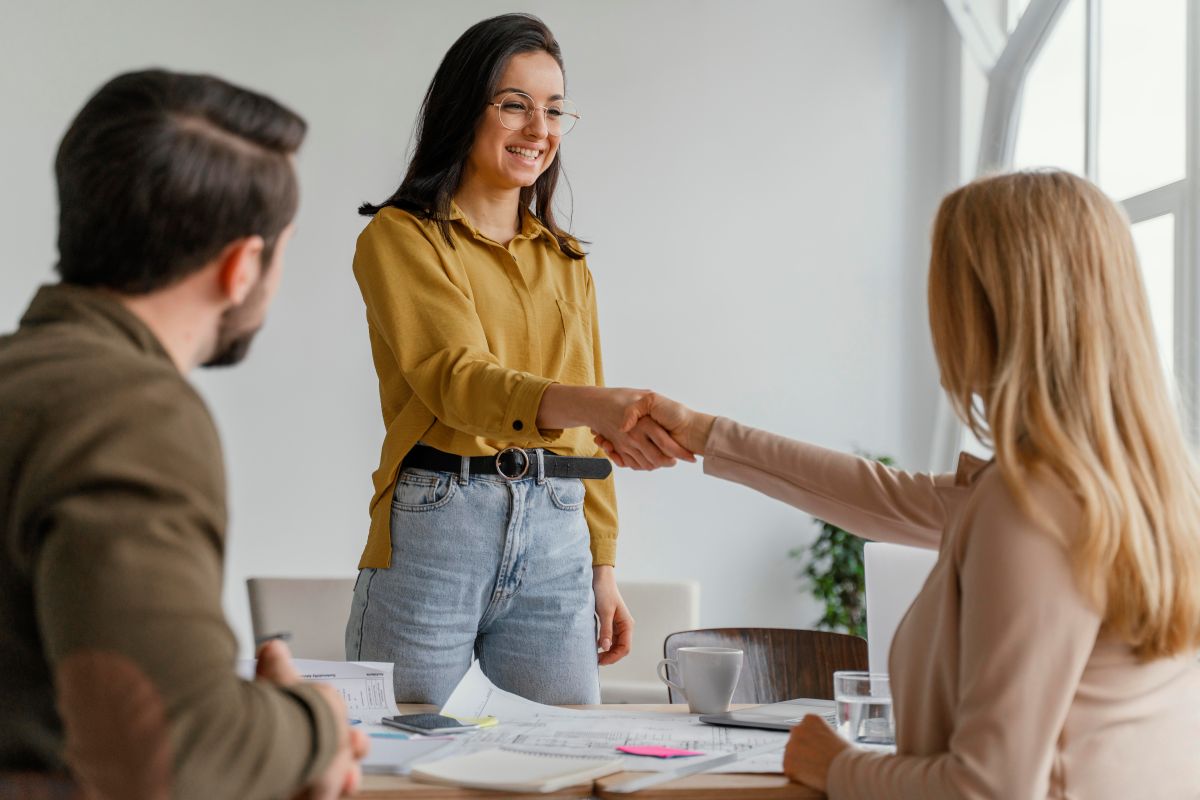 Empreendedores conversando sobre como abrir um MEI.