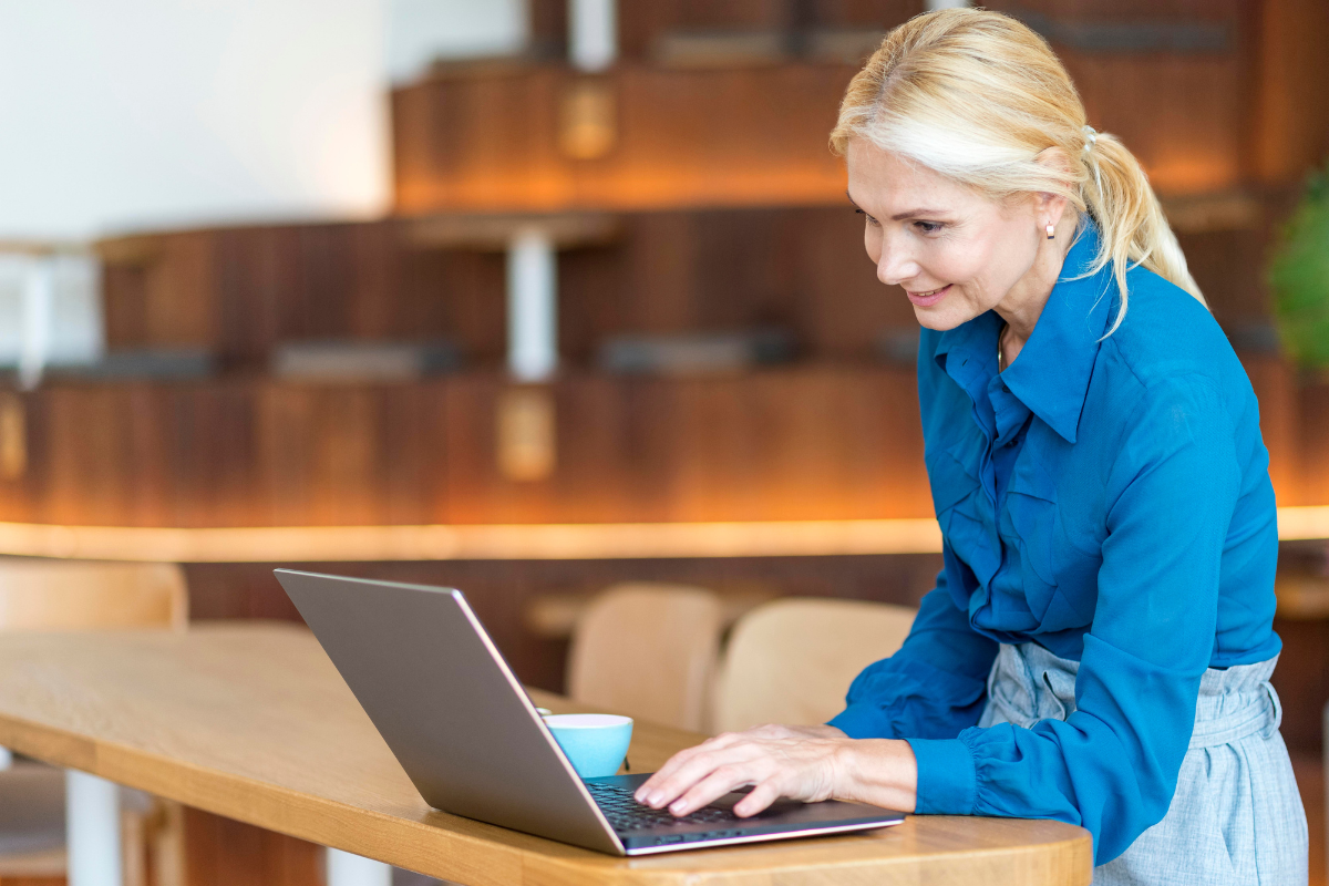 Empresária lendo artigo do ClickNotas sobre o que é o Danfe simplificado.