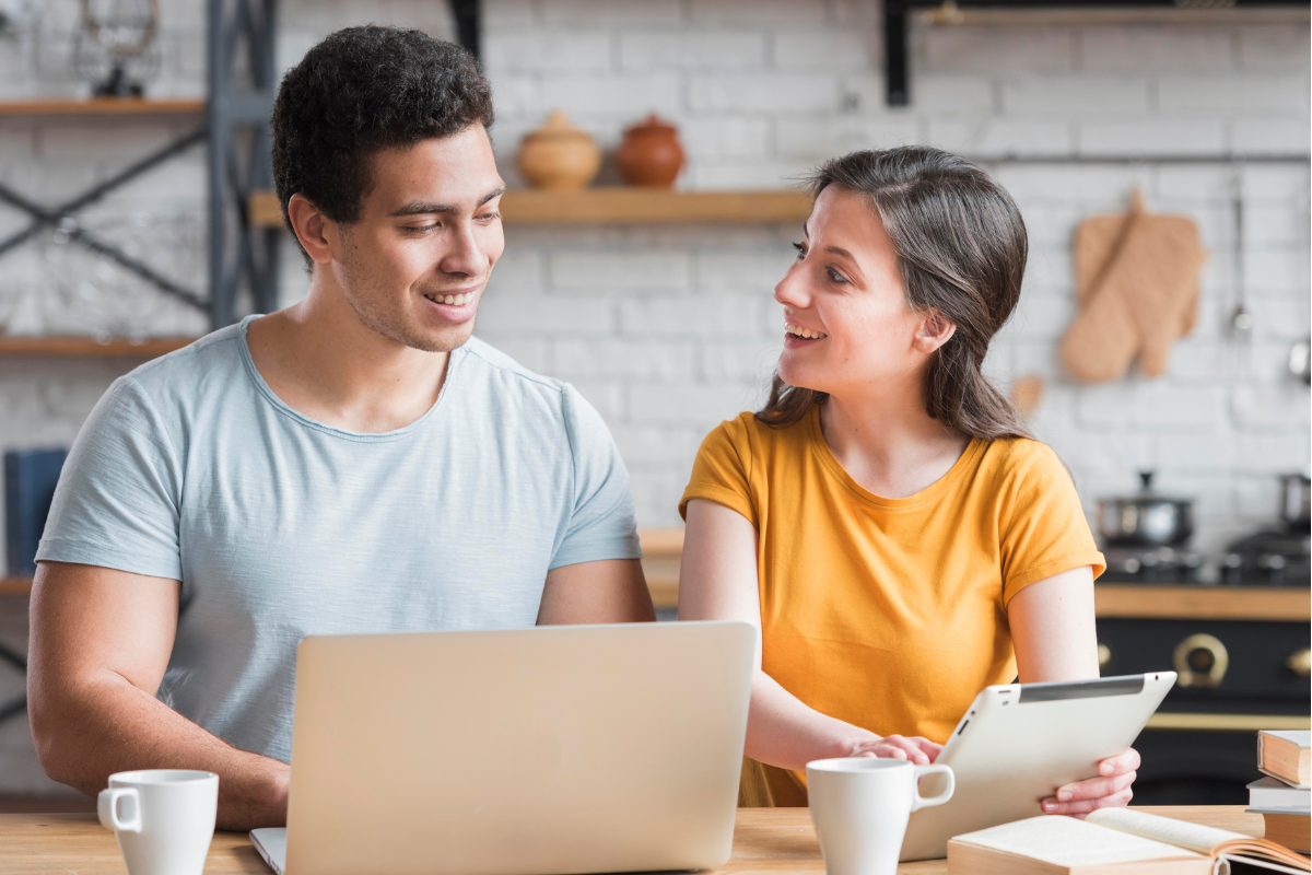Casal de empreendedores conversando após ler artigo sobre Como emitir nota fiscal para vendas em marketplaces: Amazon, Shopee e Mercado Livre.